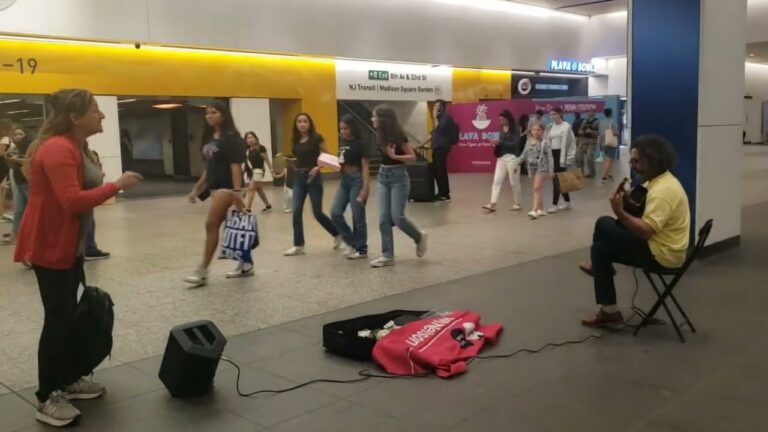 random Latina sang with the subway guitarist new york city – YILY NELSON